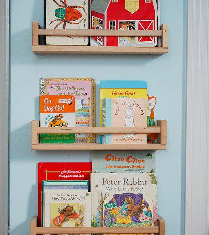 Une Etagere A Epices Comme Bibliotheque D Enfant