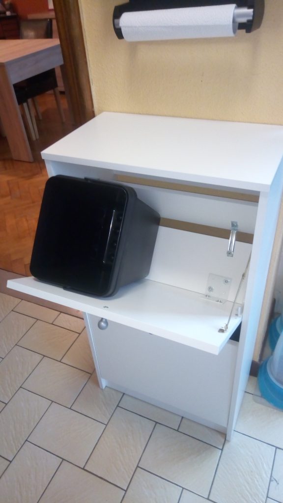 Transformation d'une armoire à chausures en meuble de Tri à déchets