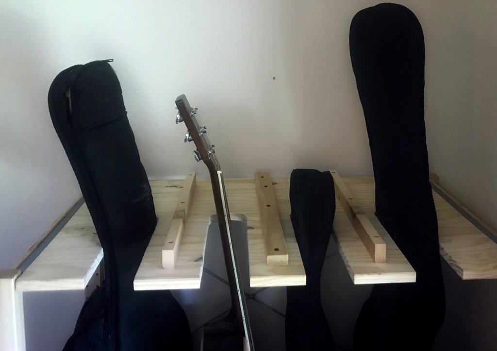 Ivar guitar stand