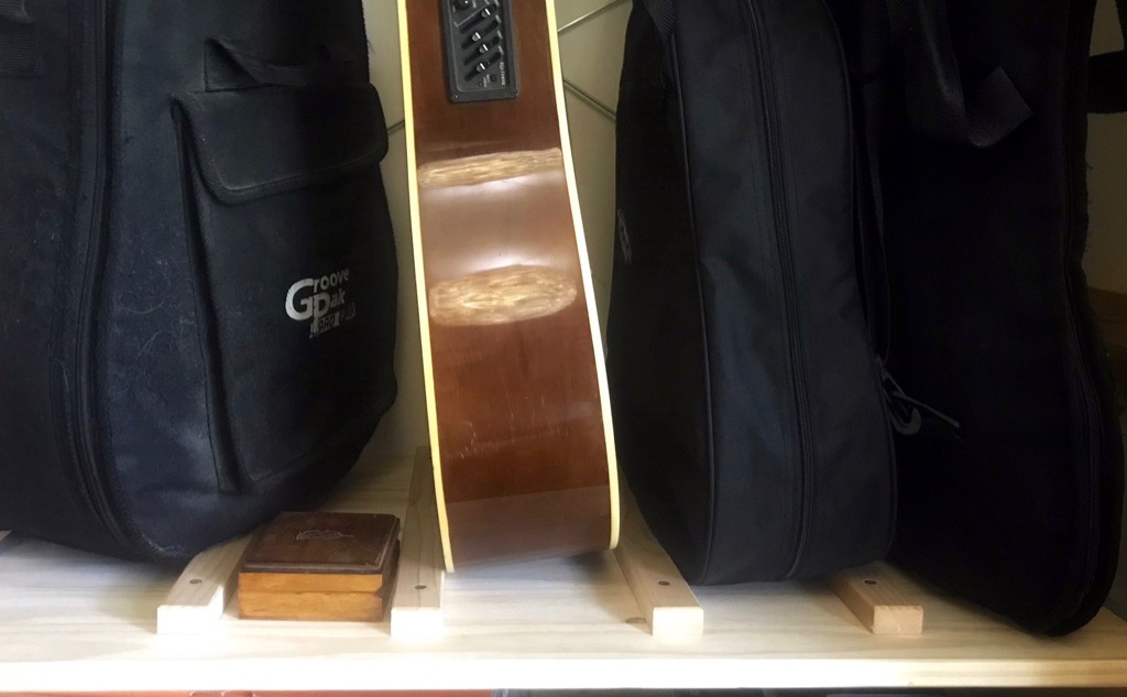 Ivar guitar stand